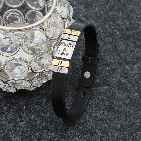 Leren armband met gegraveerde namen op kralen, elke naam op de armband. "Familie" gepersonaliseerd voor mama