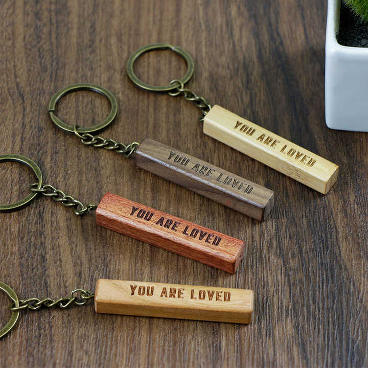 Porte-clés "The Wooden Bar" en bois véritable avec gravure