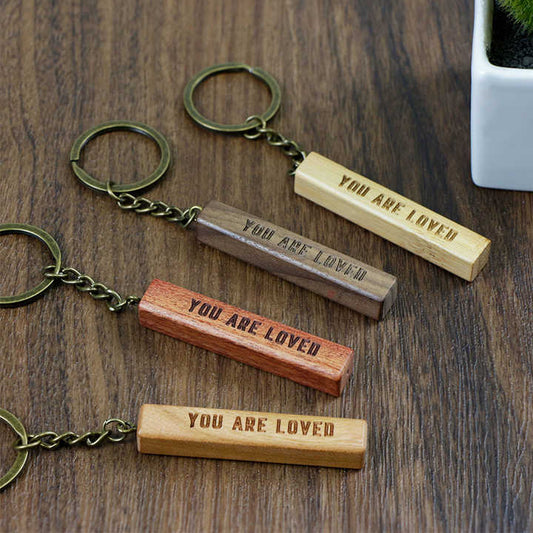 The Wooden Bar" sleutelhanger van echt hout met gravure