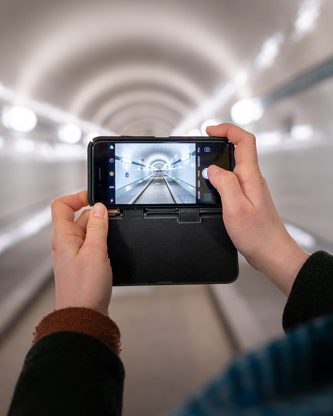 Étui pour iPhone Klak. Se ferme automatiquement. Avec gravure gratuite